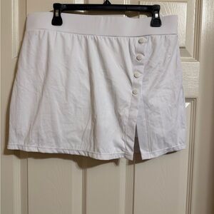 HALARA White Button-Accent Skort